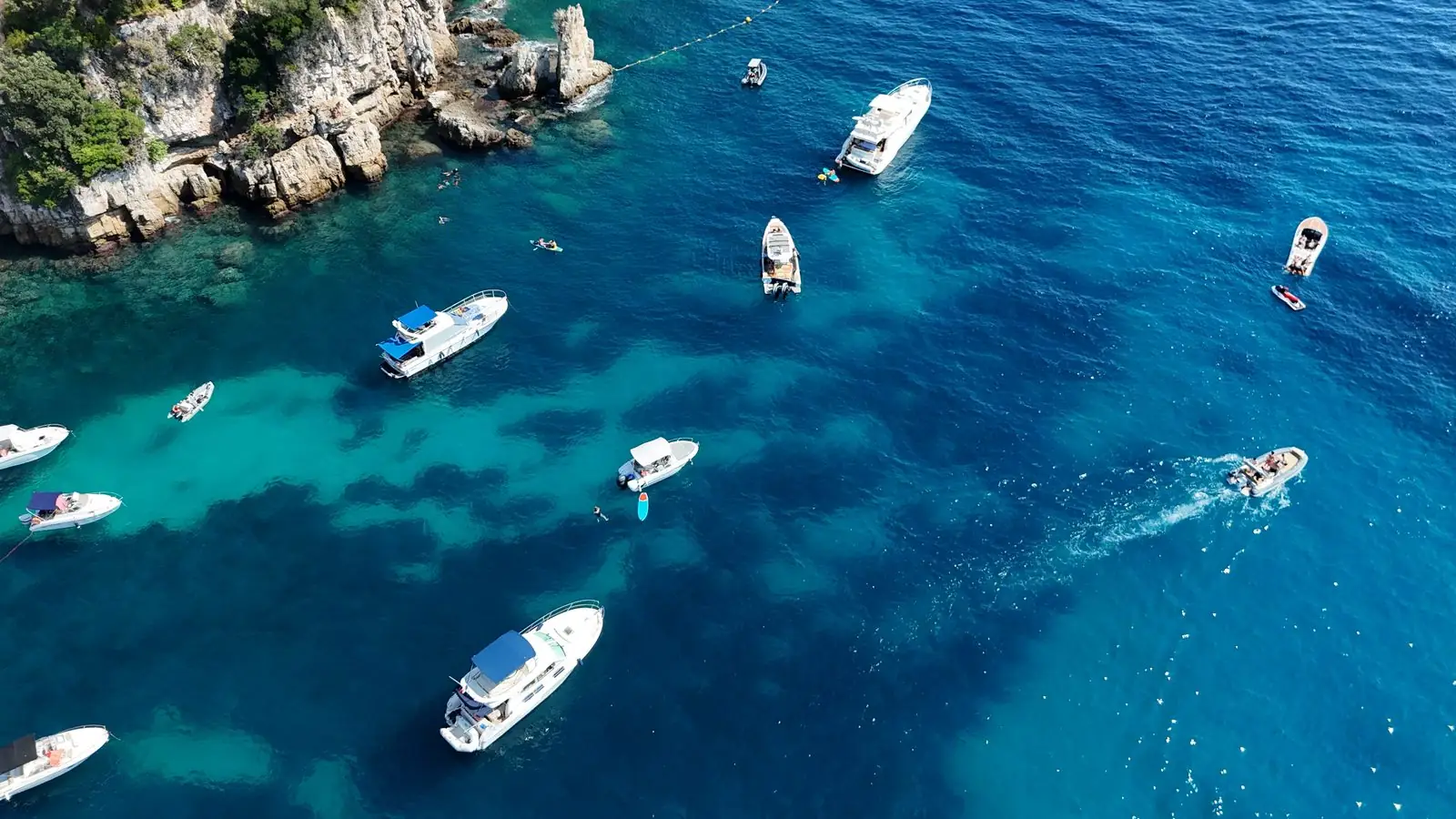 Yachts au mouillage dans une crique du Cap d'Antibes, vue drone