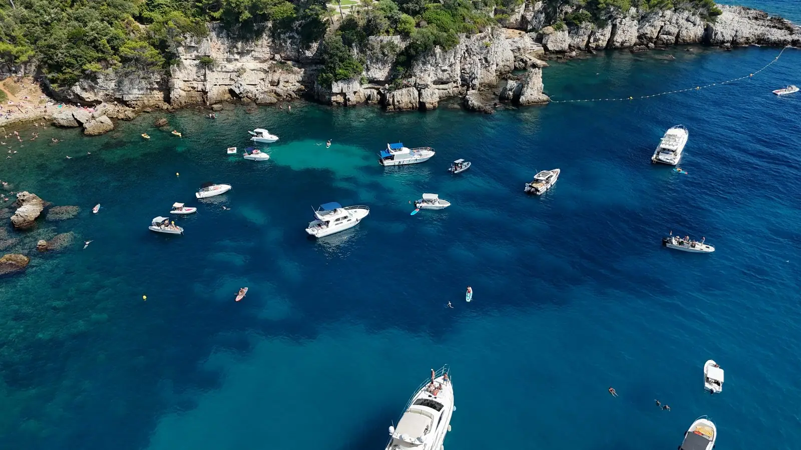 Crique aux eaux transparentes avec yachts, Cap d'Antibes