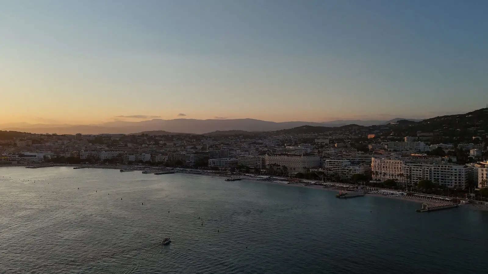 Vue aérienne par drone de la baie de Cannes au coucher du soleil