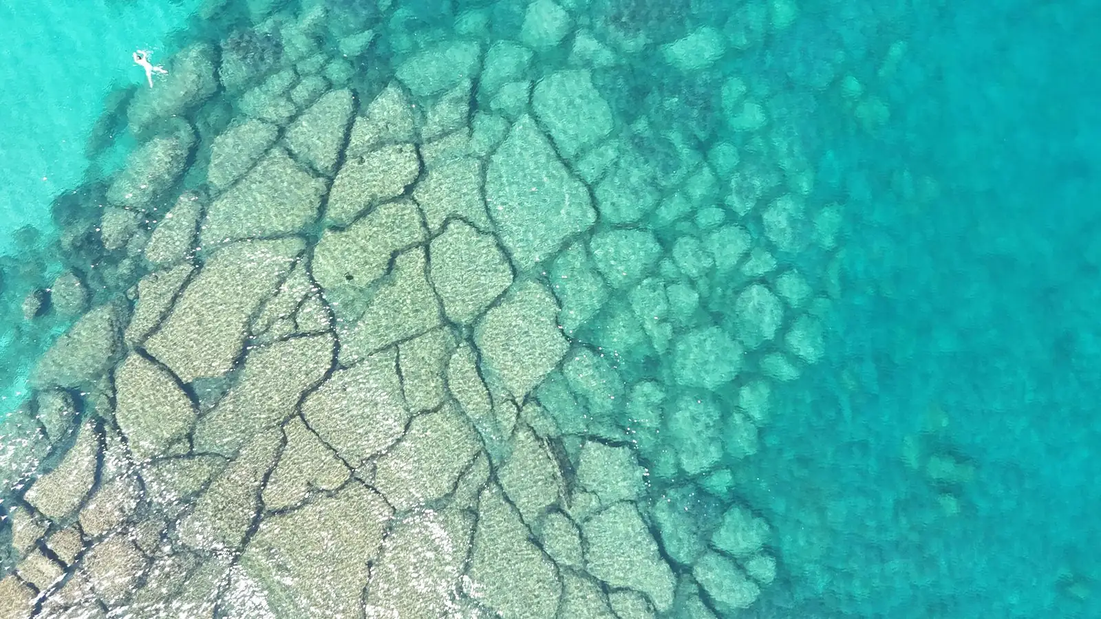 Fonds marins turquoise vus du ciel