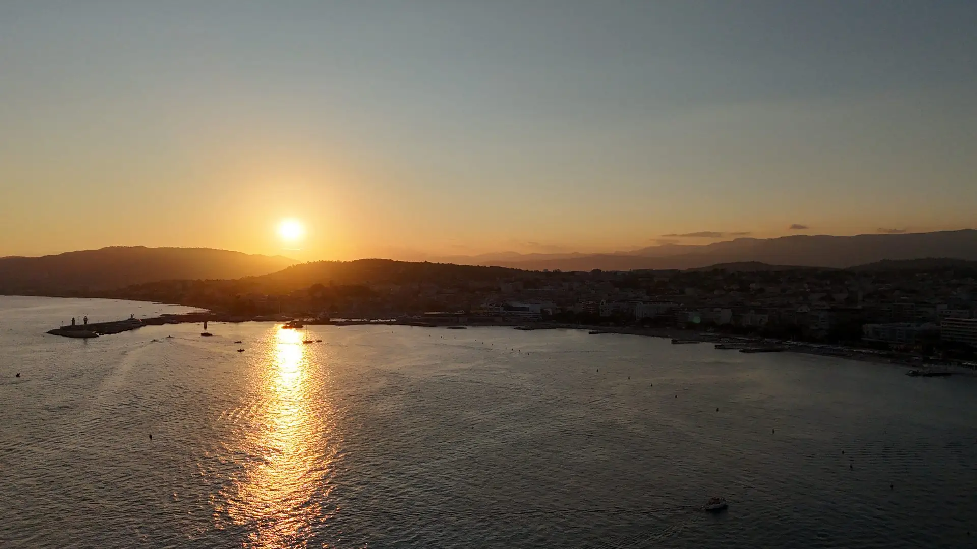 Coucher de soleil sur la baie de Cannes, photographie aérienne
