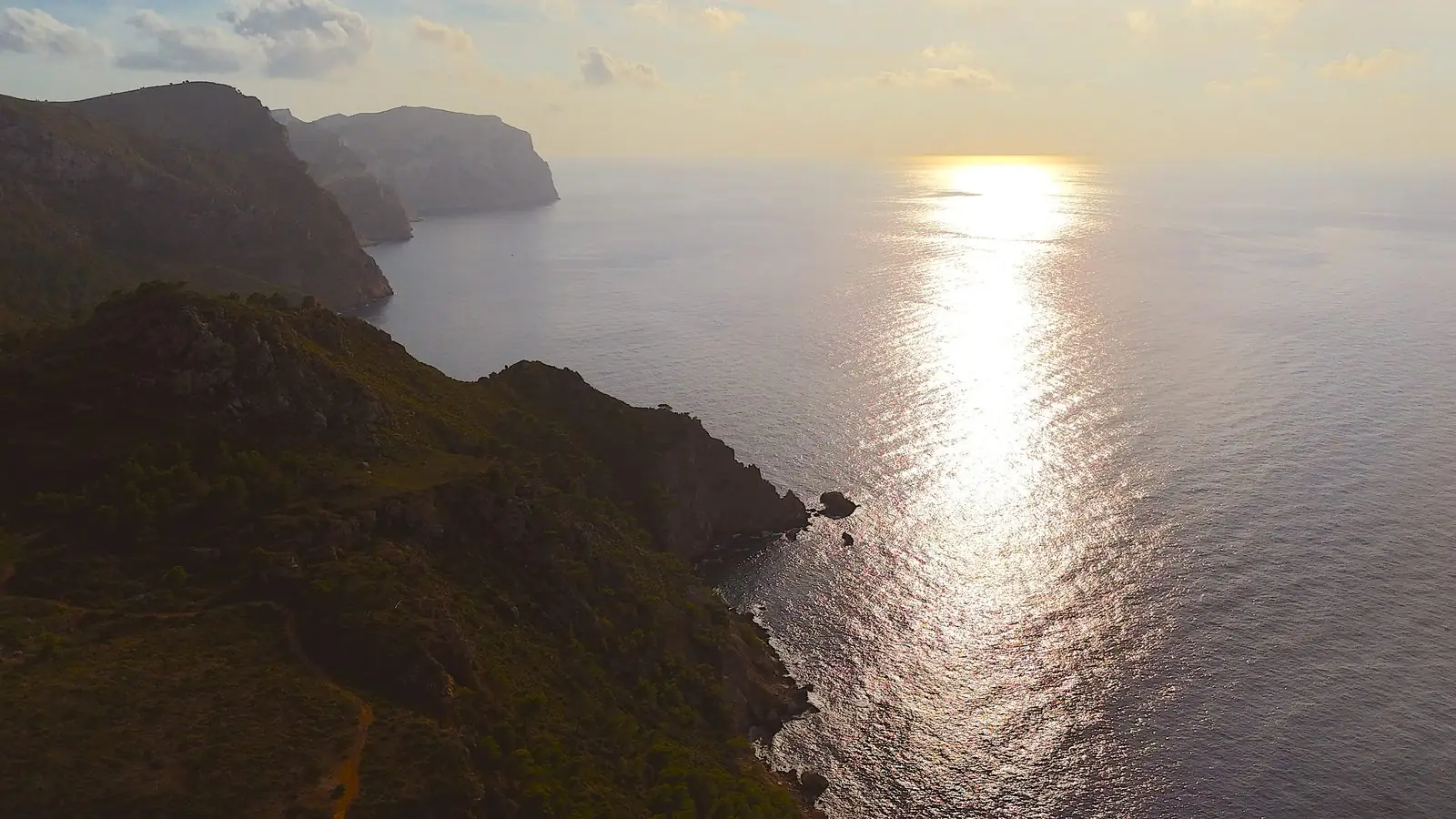 Falaises méditerranéennes au coucher du soleil